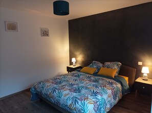 2 slaapkamers, een strijkplank/strijkijzer, reisbedje, wifi