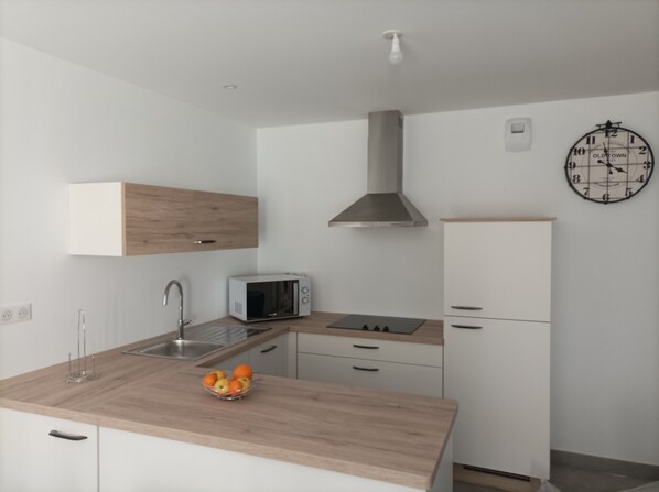 Een koelkast, een microgolfoven, een oven, een kookplaat