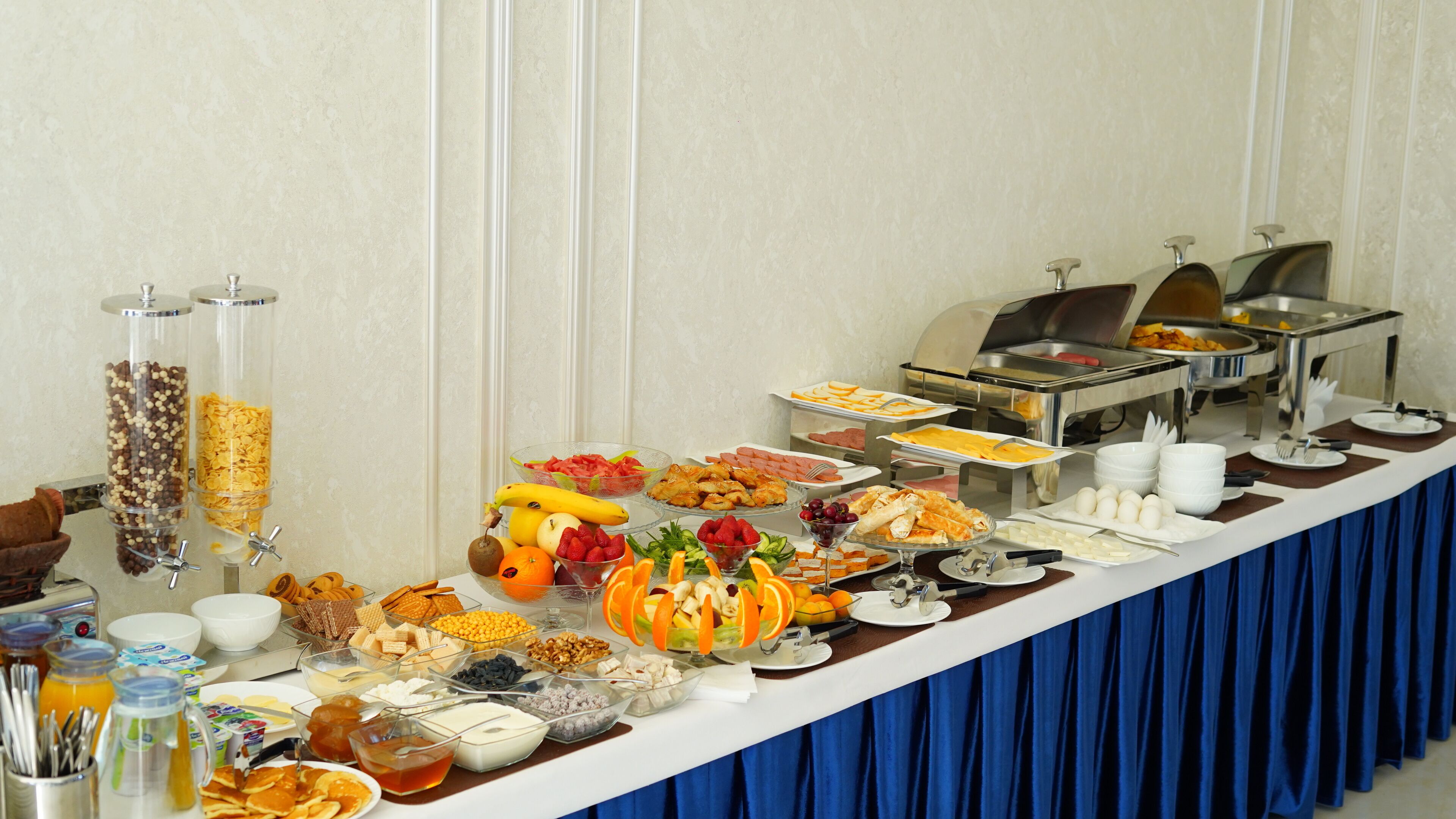 Free daily buffet breakfast 