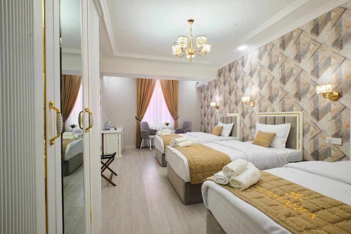 Deluxe Room, 3 Katil Bujang (Single) | 1 bilik tidur, peti besi dalam bilik, meja, ruang kerja komputer riba
