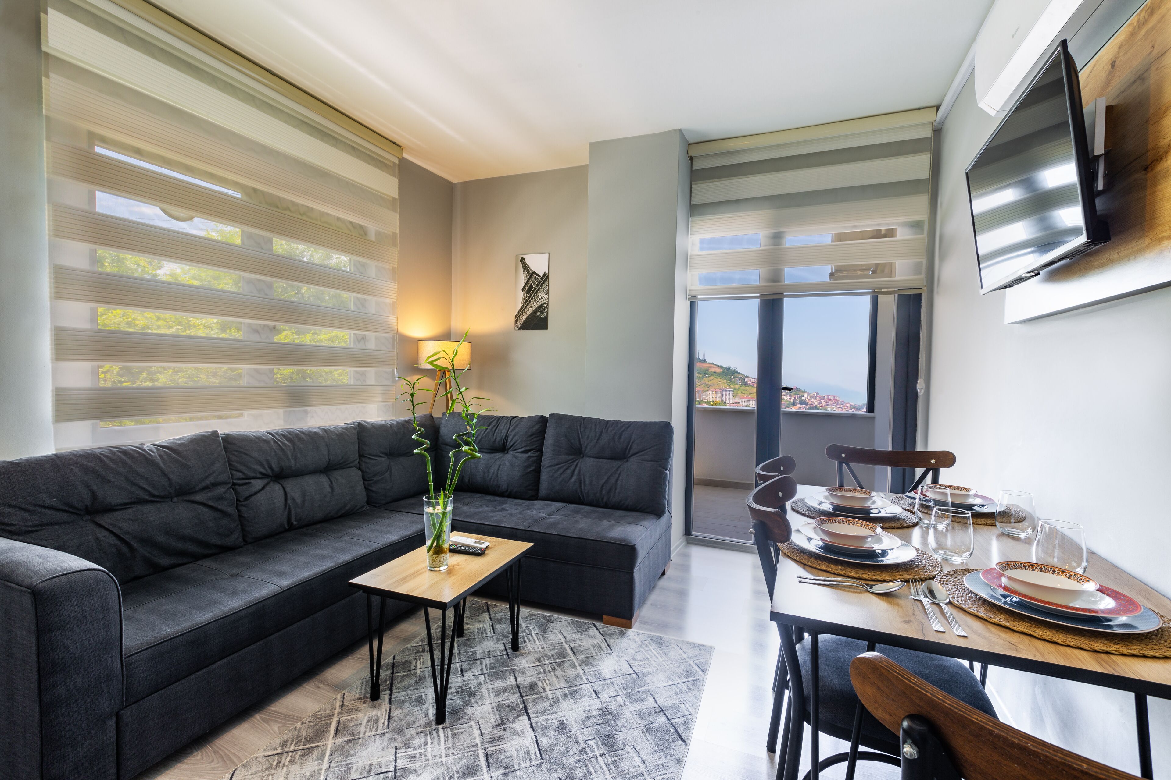 デラックス アパートメント | リビング エリア | 82 cmのLED テレビ (衛星放送視聴可)、テレビ