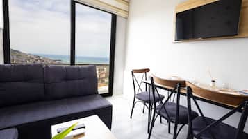 Luxury Apartment | Egyptian cotton sheets, premium bedding, desk, laptop workspace