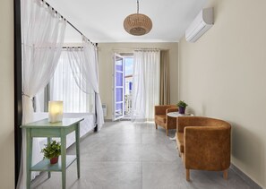 Superior Room with Balcony | Sengetøy av topp kvalitet, safe på rommet, wi-fi (inkludert) og sengetøy