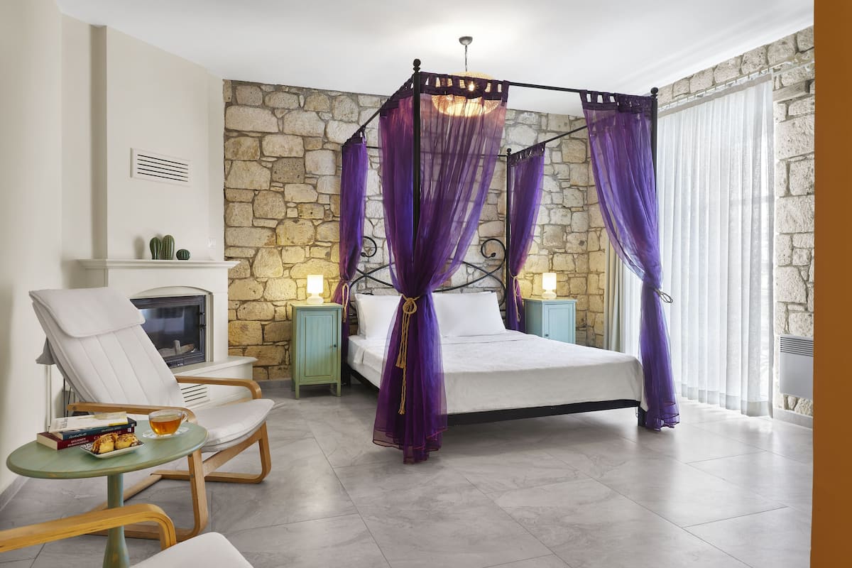 4 bedrooms, premium bedding, in-room safe, free WiFi