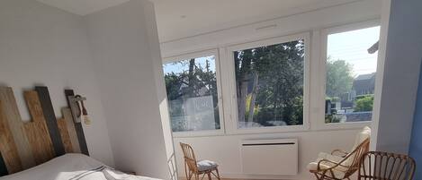 5 slaapkamers, een bureau, een strijkplank/strijkijzer, reisbedje