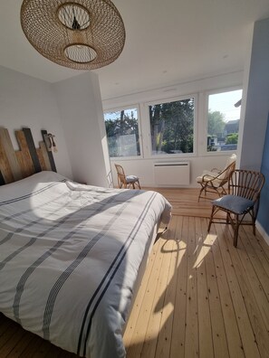 5 chambres, bureau, fer et planche à repasser, lit parapluie