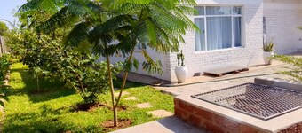 A cozy self-catering apartment, 5minutes to the center and 7mins to t rainforest