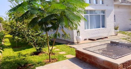A cozy self-catering apartment, 5minutes to the center and 7mins to t rainforest