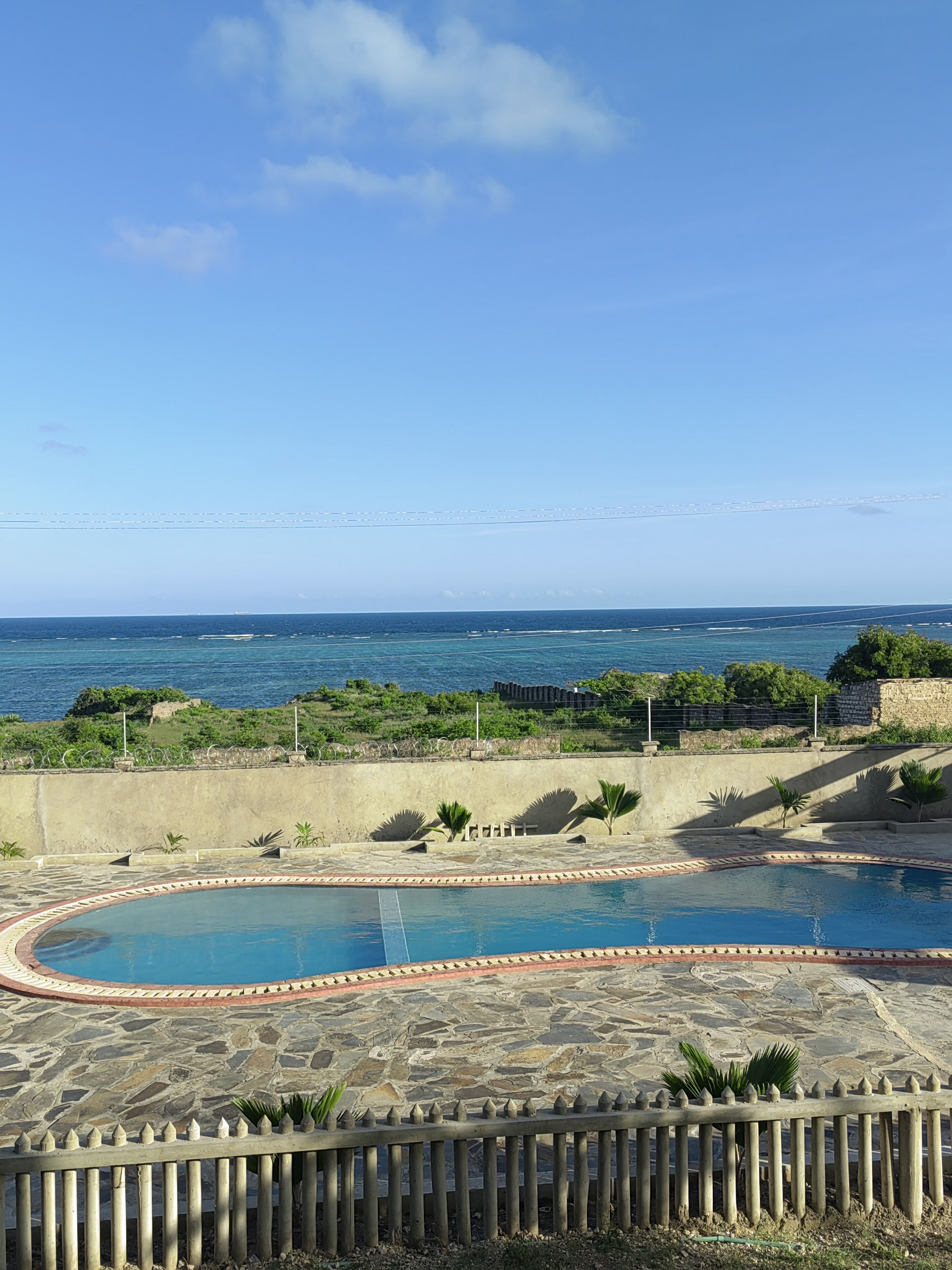 Una piscina al aire libre, una piscina climatizada