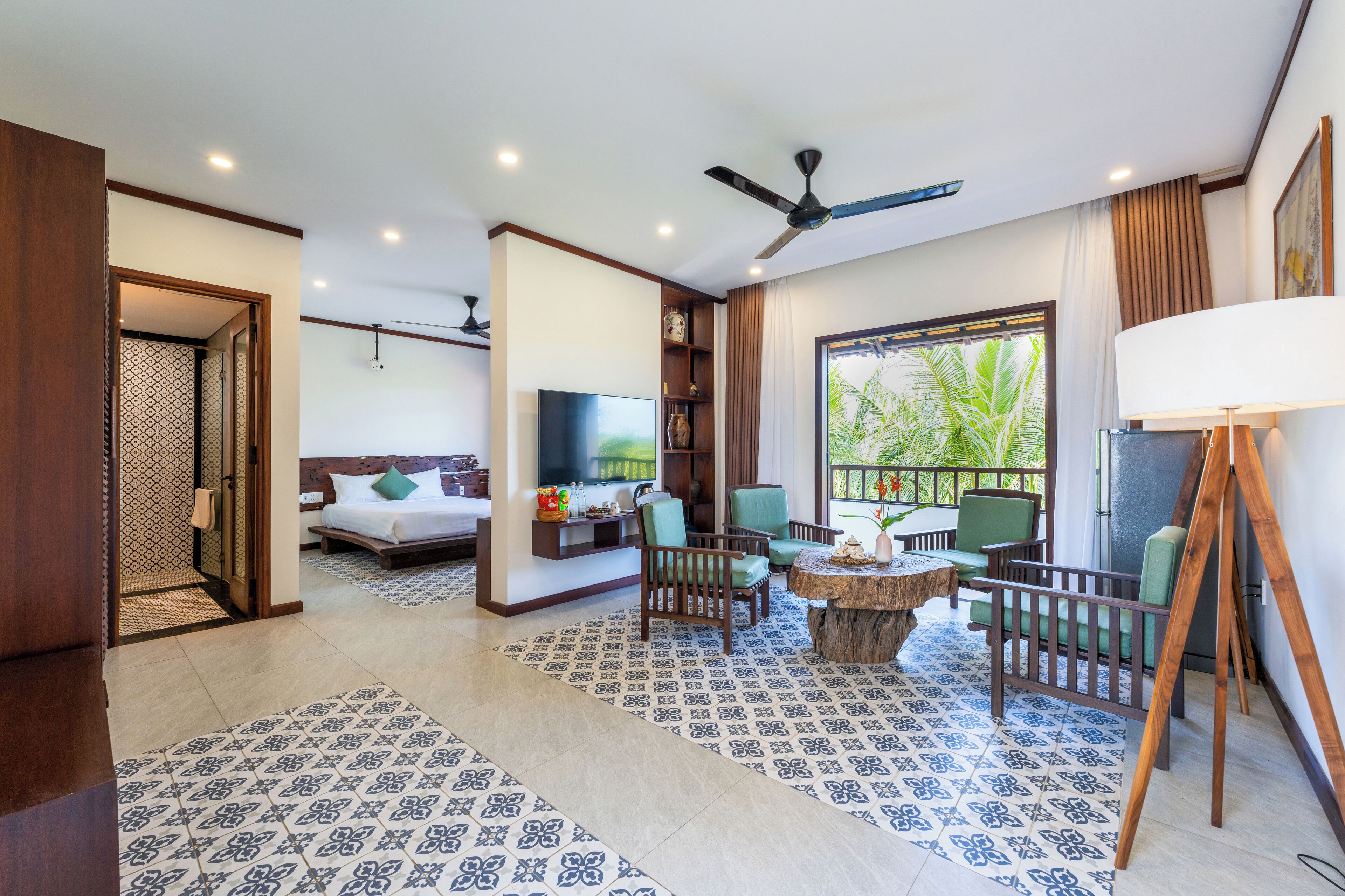 Habitación junior, 1 cama de matrimonio, balcón | Ropa de cama hipoalergénica, minibar, caja fuerte