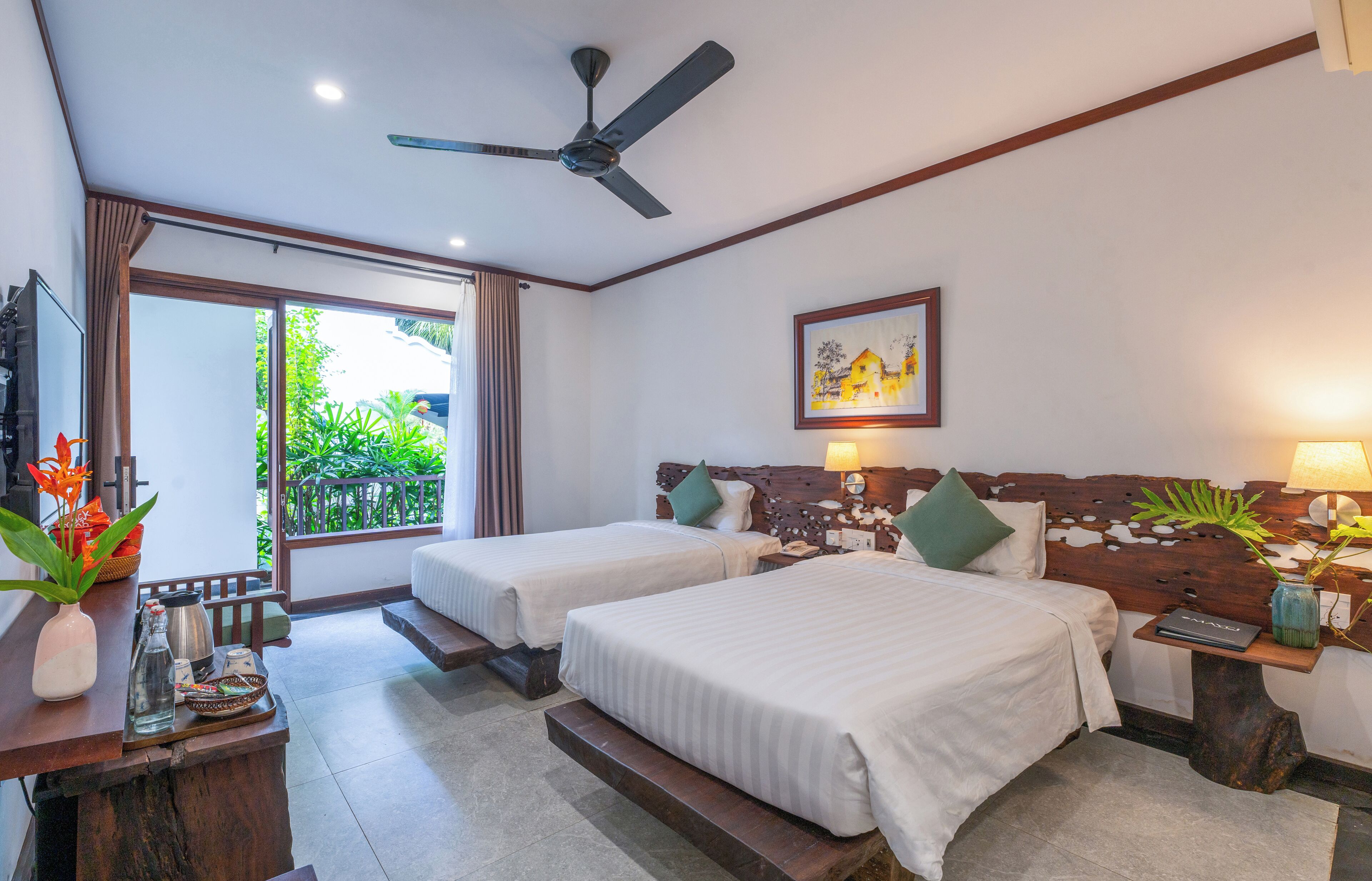 Habitación superior con 2 camas individuales, balcón, vistas a la piscina | Ropa de cama hipoalergénica, minibar, caja fuerte