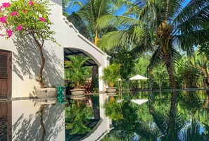 Una piscina al aire libre (de 07:00 a 19:00), sombrillas, tumbonas