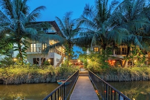 ด้านหน้าที่พัก - ตอนเย็น/กลางคืน