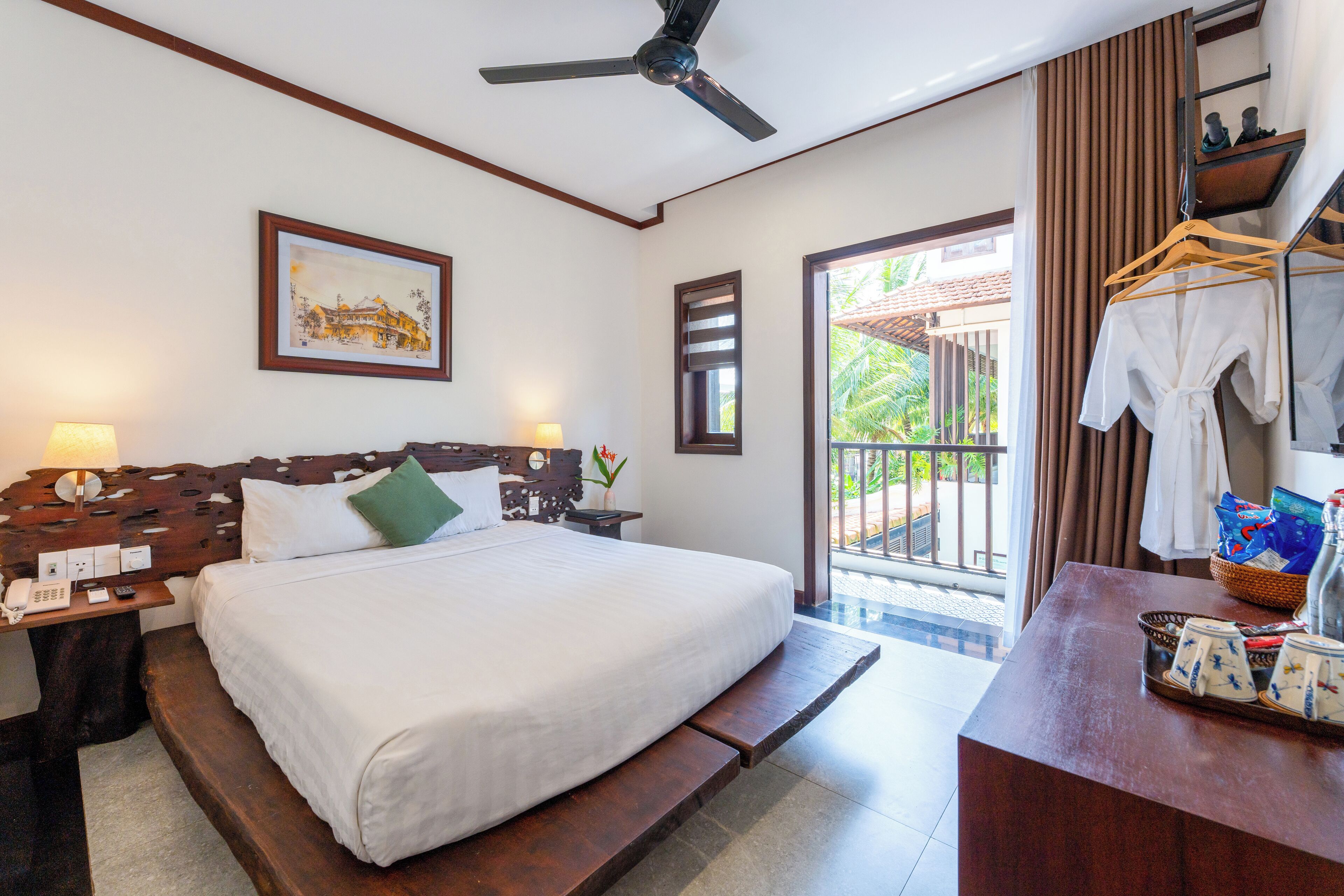 Habitación doble superior, balcón, vistas a la piscina | Ropa de cama hipoalergénica, minibar, caja fuerte