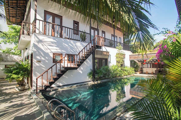 10 outdoor pools
