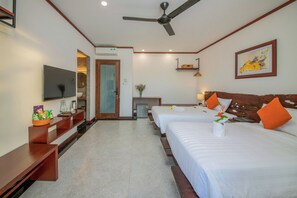 Kamar Triple Deluks, balkon | Seprai antialergi, minibar, dan didekorasi berbeda-beda