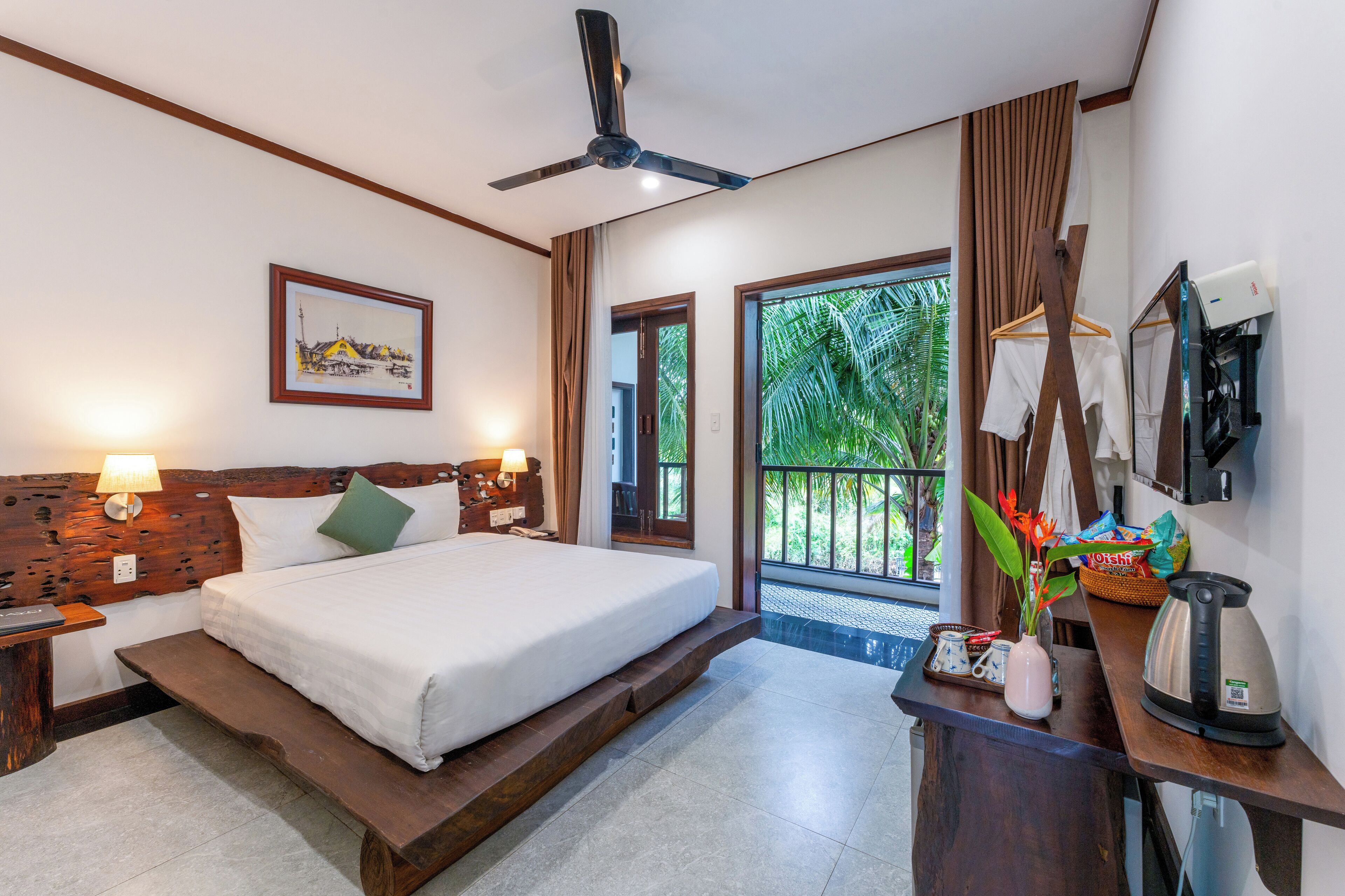 Habitación doble superior, balcón, vistas al lago | Ropa de cama hipoalergénica, minibar, caja fuerte