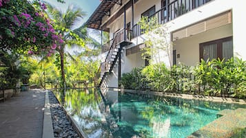 Kolam renang outdoor, dengan payung kolam renang dan kursi berjemur