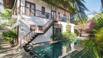 Piscine extérieure, parasols de plage, chaises longues