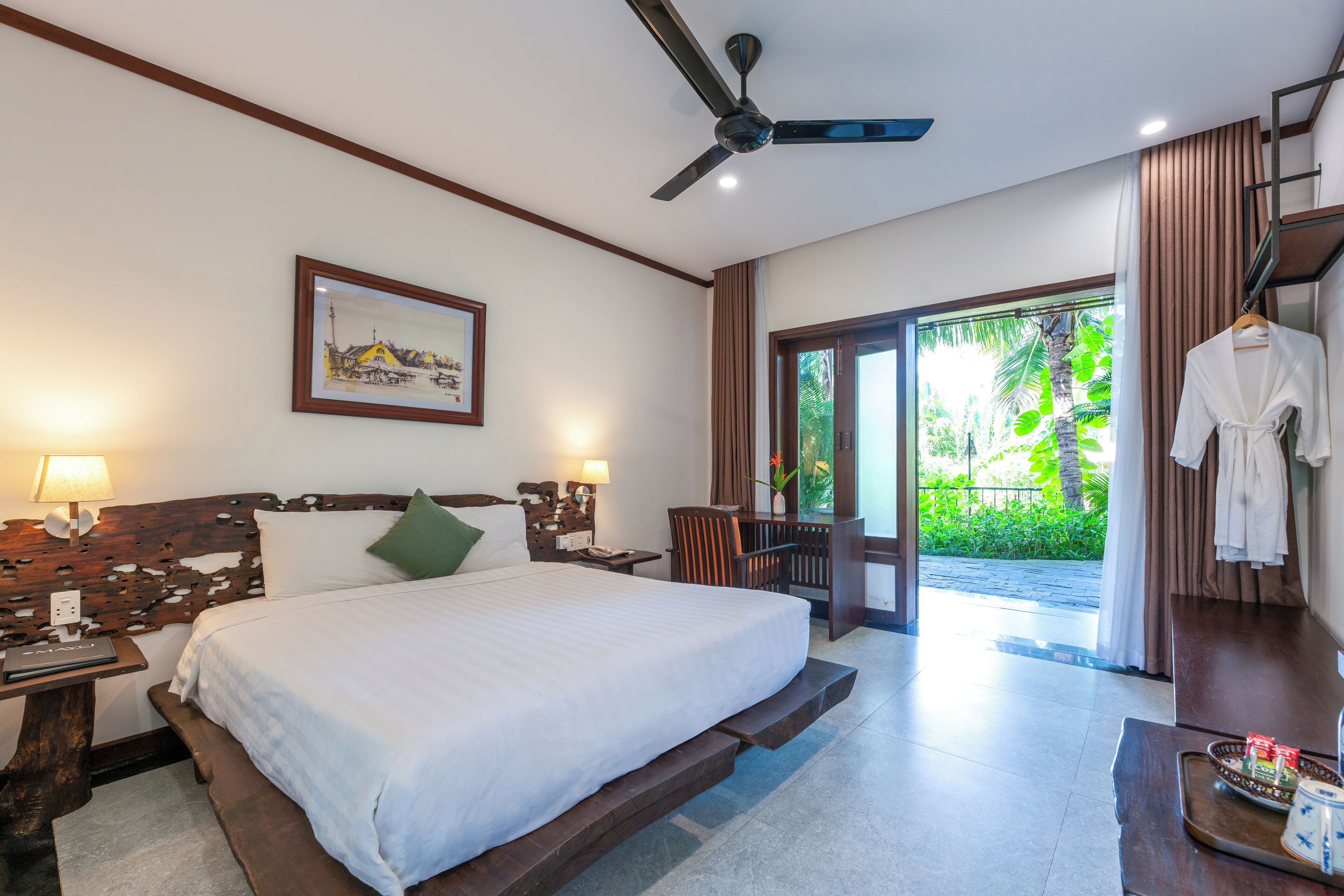 Habitación Deluxe, 1 cama de matrimonio, balcón, vistas al lago | Ropa de cama hipoalergénica, minibar, caja fuerte