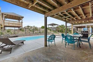 Outdoor dining - Aqualicious by Brunswick Vacation Rentals w/ Pool (Ocean Isle Beach)