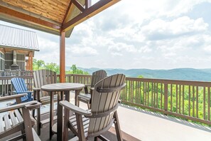 Outdoor dining - Chalakee Lodge C531- Mountain View, Gated Resort, Indoor/Outdoor Pools & Hot Tub (Boone)