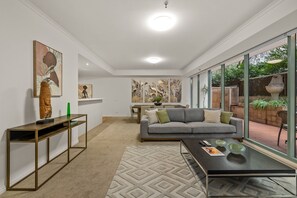 Smart TV - Exclusive Stays - Southbank Tower (Southbank)