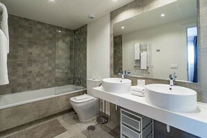 Bañera, secador de pelo, toallas