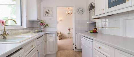 Cottage | Private kitchen | Fridge, dishwasher, cookware/dishes/utensils