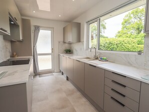Cottage | Private kitchen | Fridge, dishwasher, cookware/dishes/utensils - Oaklea (Keswick)