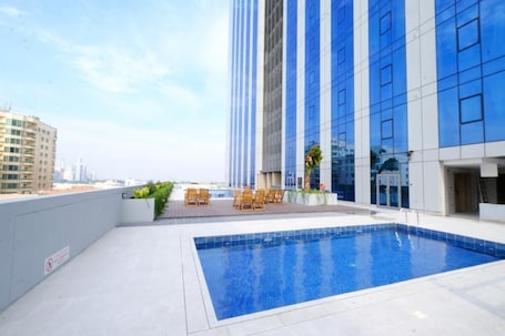 Una piscina techada, una piscina al aire libre, camas de piscina gratis