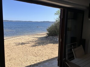 Perto da praia, espreguiçadeiras 