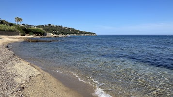 Playa en los alrededores y camastros 