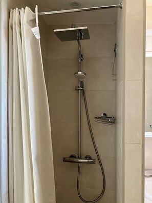 Regadera, secadora de cabello, toallas, papel de baño 