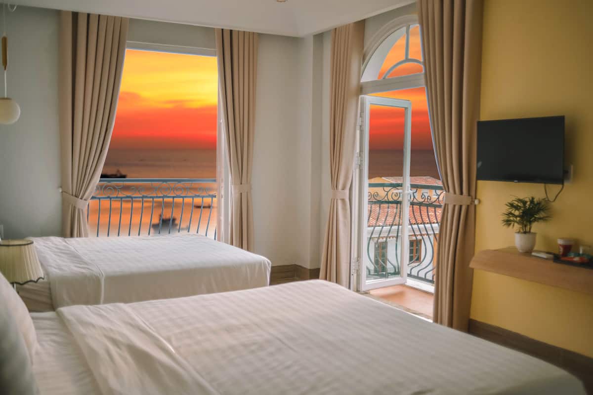 Quadrupla Deluxe, balcone, vista spiaggia | Biancheria in cotone egiziano, biancheria da letto di alta qualità