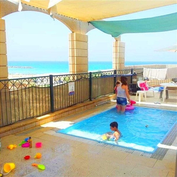 Outdoor pool - 5 minutes from the beach and skates Park. Swimming pool, Sauna, Jacuzzi. (Ashkelon)