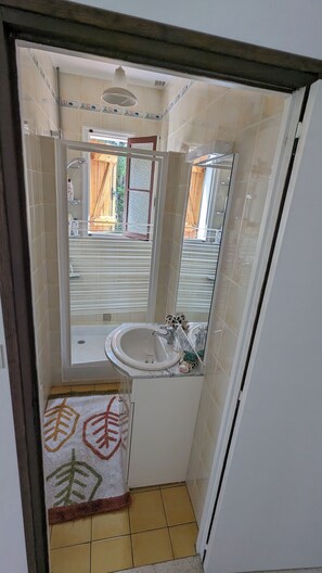 Shower, hair dryer, bidet, toilet paper