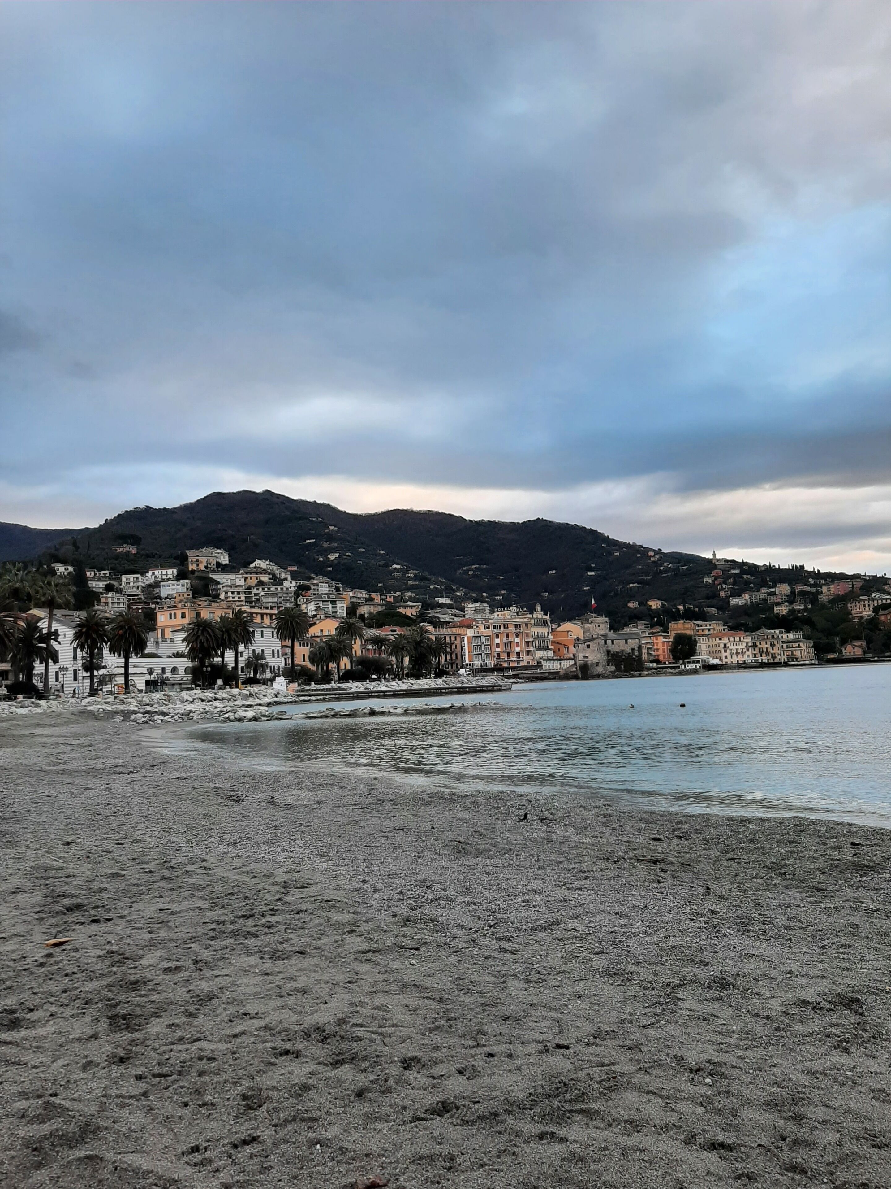 Vlak bij het strand, ligstoelen