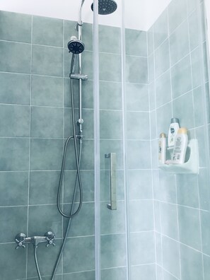Dusche, Haartrockner, Bidet, Handtücher