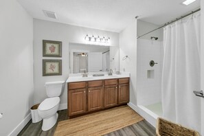 Combined shower/bathtub, hair dryer, towels - Golf Cart, Beach Access, Pool, Hot Tub (Mexico Beach)