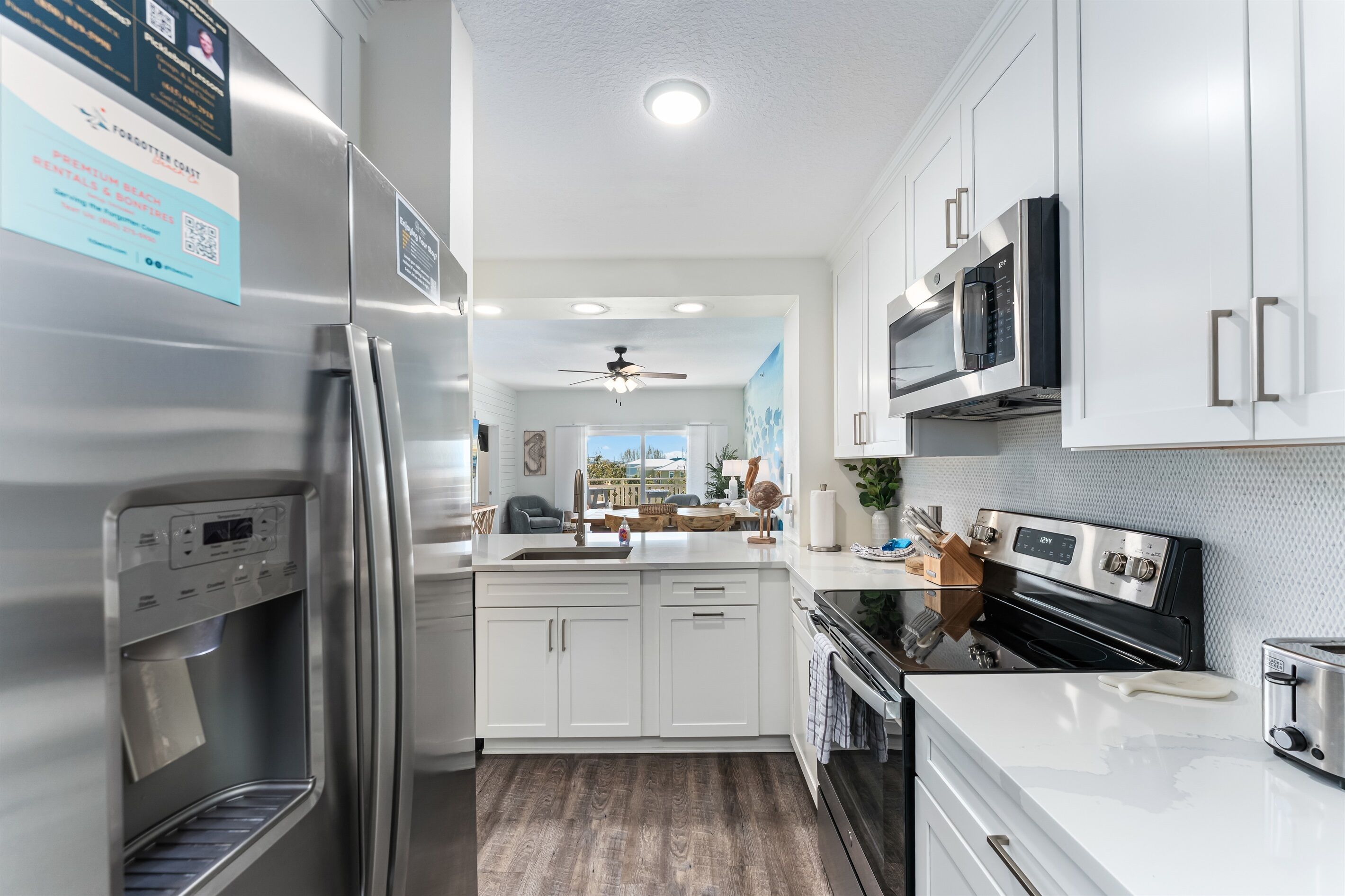 Refrigerador, microondas, horno y parrilla de estufa 