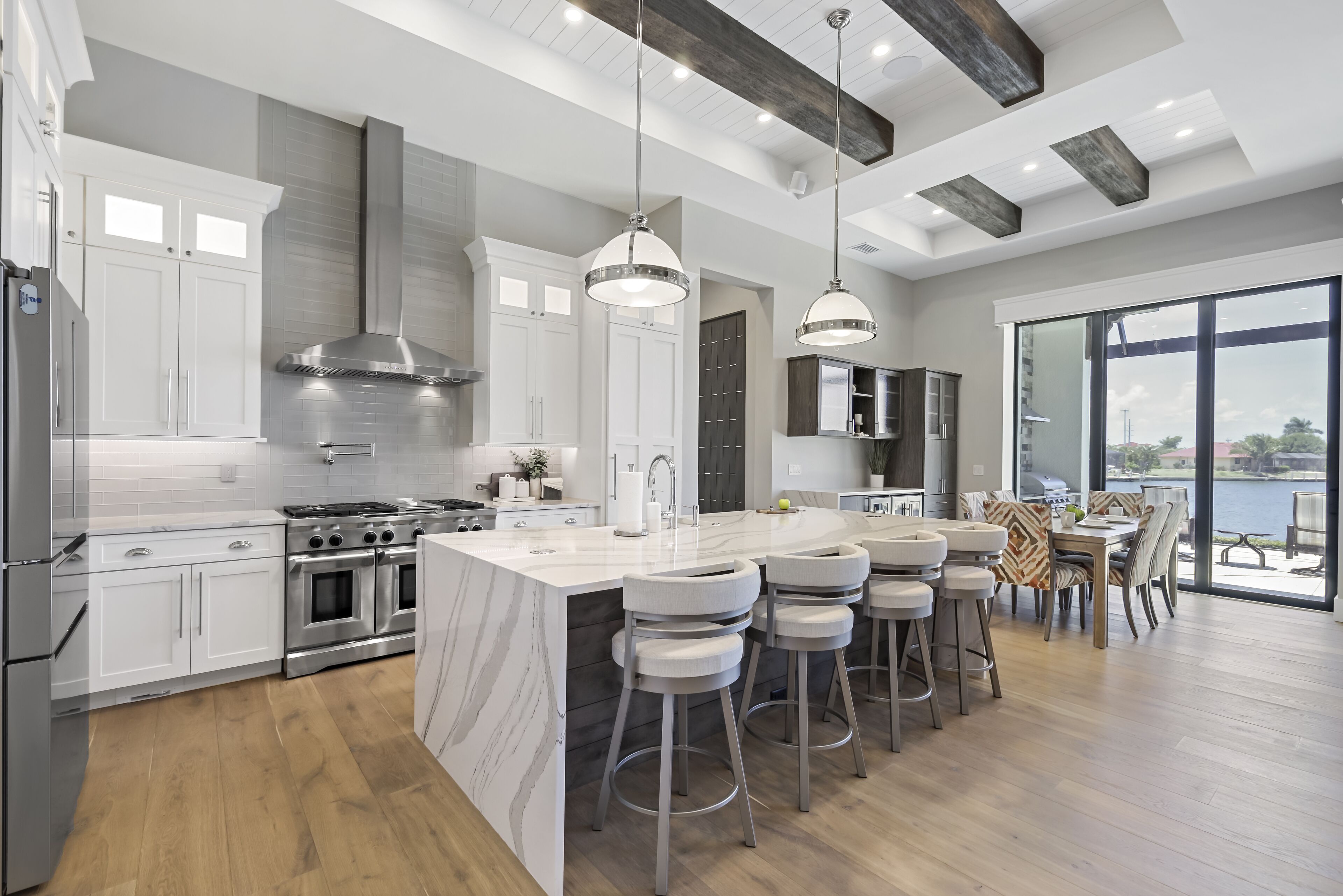 冰箱、微波炉、烤箱、炉灶