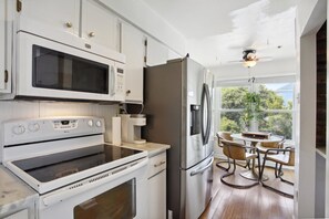 Fridge, microwave, stovetop, dishwasher - Aloha Surf Retreat- 20 steps to the sand through private dunes! (Tybee Island)