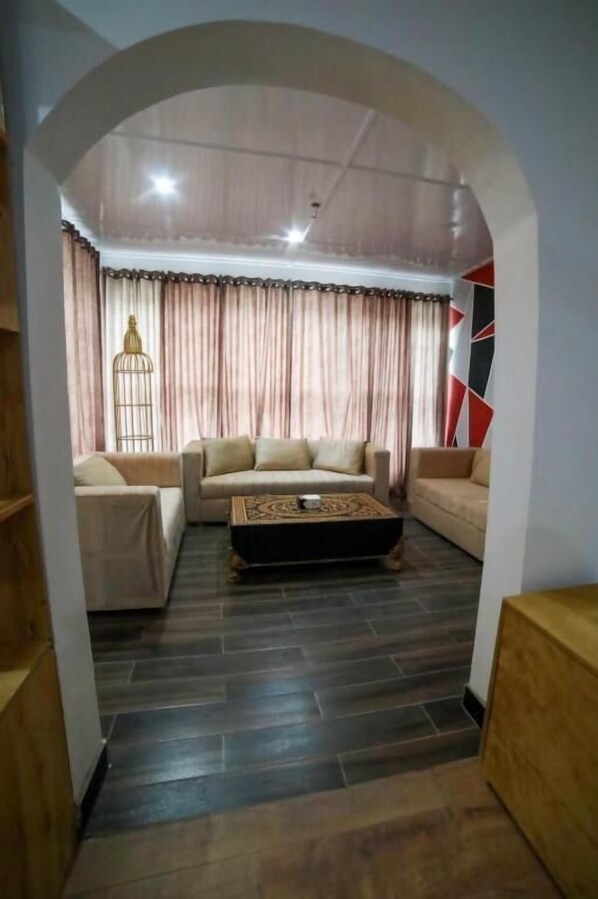 Kahden hengen deluxe-huone | Silitysrauta/-lauta, ilmainen Wi-Fi, vuodevaatteet