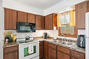 Kühlschrank, Mikrowelle, Ofen, Herdplatte