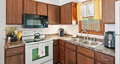 Balcony/Patio/ Fenced Yard/ Attached Garage/near Beach, Park /close to Chicago