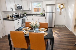 Een koelkast, een magnetron, een oven, een kookplaat