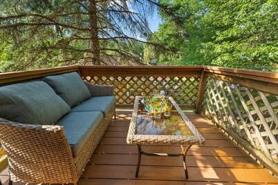  Balcony/Patio/ Fenced Yard/ Attached Garage/near Beach, Park /close to Chicago 