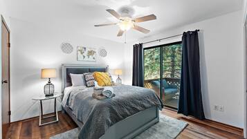 2 bedrooms, desk, WiFi, bed sheets