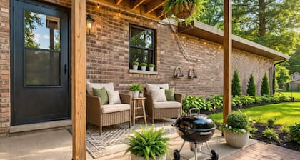 Balcony/Patio/ Fenced Yard/ Attached Garage/near Beach, Park /close to Chicago